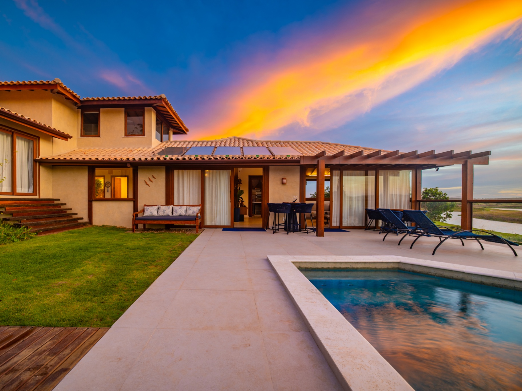 Villa Golfe Búzios ao entardecer com piscina e vista para o campo